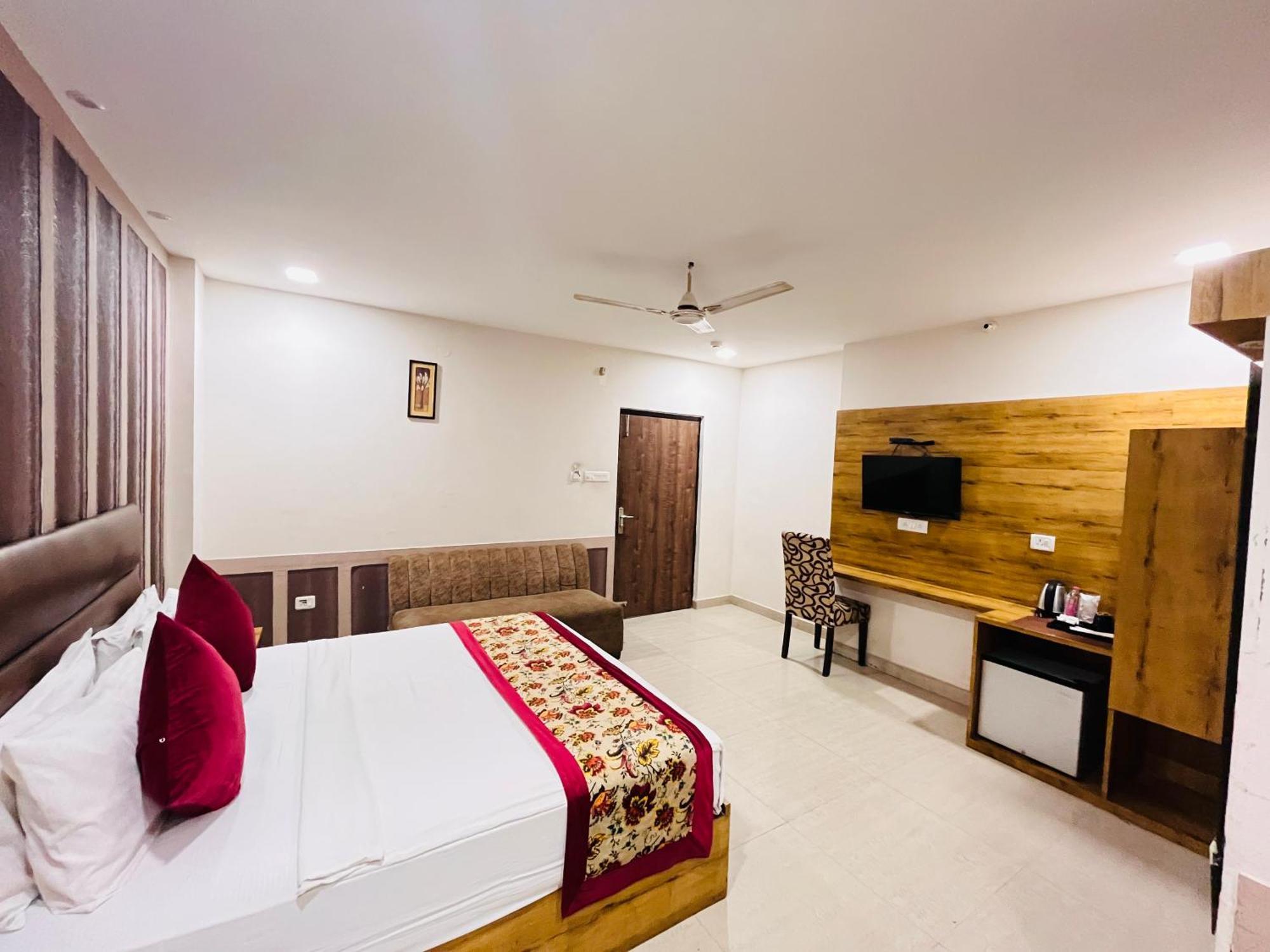 Crown Hotel Agra Near Taj Mahal Exterior photo