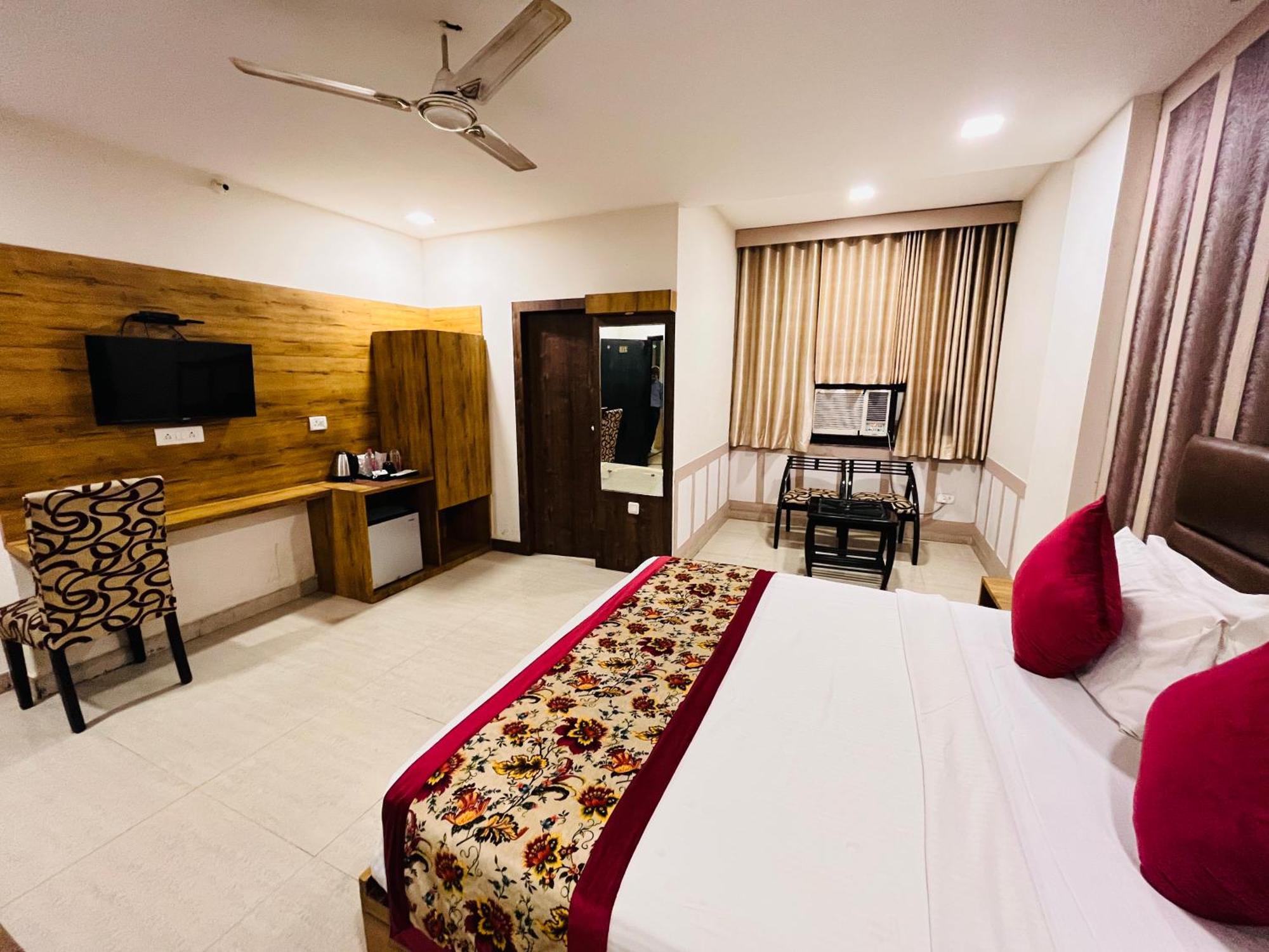 Crown Hotel Agra Near Taj Mahal Exterior photo