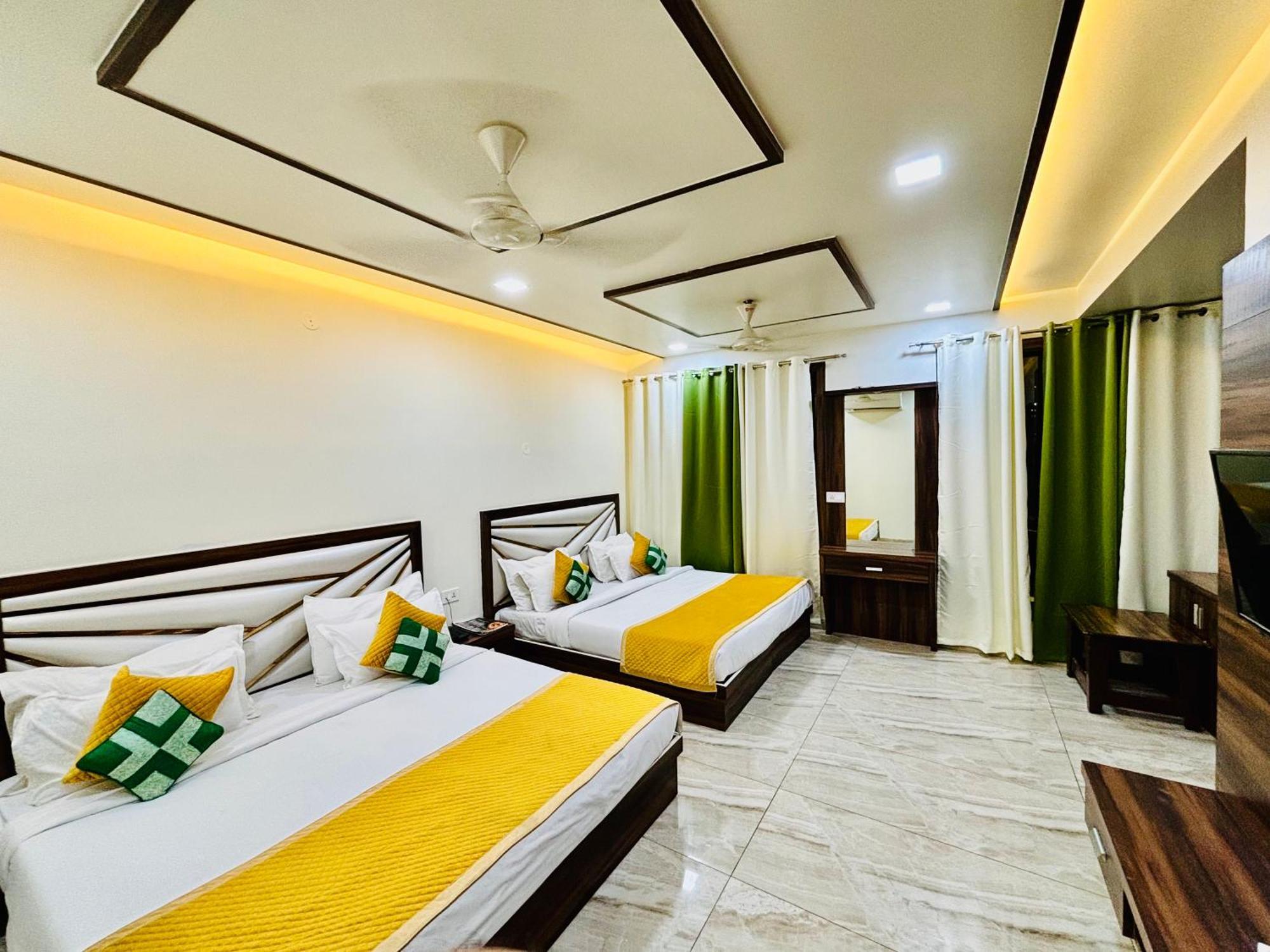 Crown Hotel Agra Near Taj Mahal Exterior photo